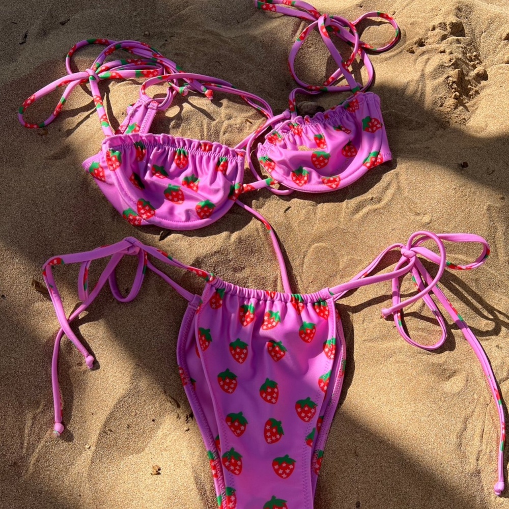 Strawberry Milk Mob Fragola Bikini